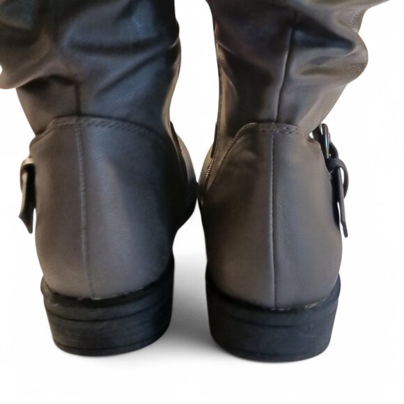 Journee Collection Gray Faux Leather Stormy Rutched Side Riding Boots – Size 8 - Picture 10 of 16